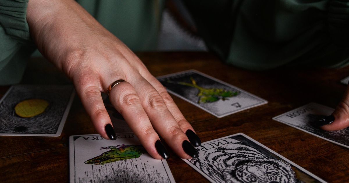 How to Do a Daily Tarot Reading: A Simple One-Card Ritual (2026)